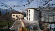 L’edificio prende forma, completato il cappotto isolante della facciate.