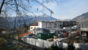 L’edificio prende forma, completato il cappotto isolante della facciate.