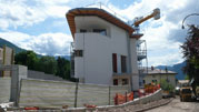 Stanno terminando il montaggio dei terrazzi e dei serramenti.