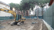 Sono iniziati i lavori di demolizione del vecchio edificio e di realizzazione dei diaframmi per il sostenimento dello scavo.