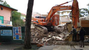 Sono iniziati i lavori di demolizione del vecchio edificio e di realizzazione dei diaframmi per il sostenimento dello scavo.